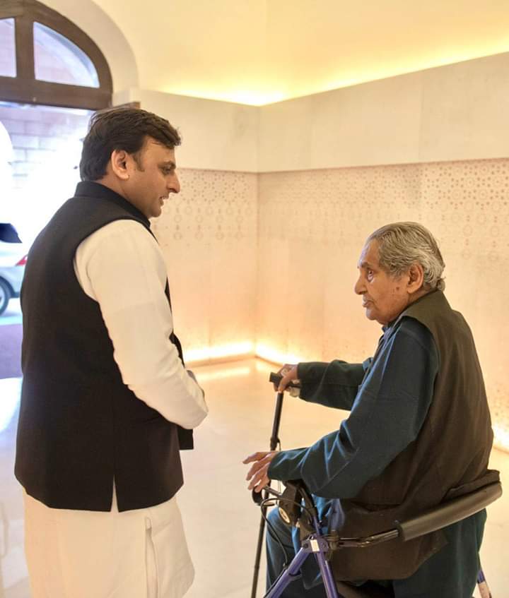 AkashSunit's tweet photo. @yadavakhilesh 
“मैं बसाना चाहता हूँ स्वर्ग धरती पर
आदमी जिस में रहे बस ���दमी बनकर
उस नगर की हर गली तैय्यार करता हूँ”

प्रेरणा एवं प्रेम के गीत बुननेवाले नीरज जी को उनकी पुण्यतिथि पर नमन. https://t.co/U7QzokqMCc