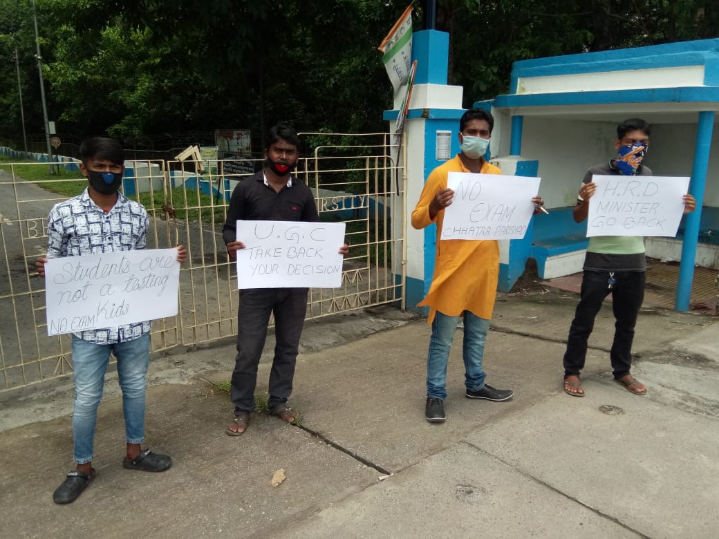 nsui's tweet image. West Bengal Chhatra Parishad (NSUI) protested at North Bengal University (NBU) Gate no 1 against the #UGCGuidelines for taking exam of final semester/year students during this Pandemic.
#StudentLivesMatter
#PromoteStudentsSaveFuture