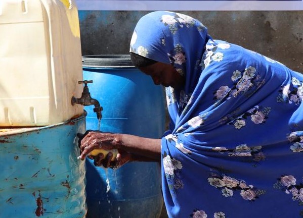 unicefsomalia's tweet photo. Washing your hands can seem simple, but doing it thoroughly - and for 20 seconds - can make a difference in preventing the spread of #COVID19. 

#SafeHands
@UNICEFAfrica @UNICEFwater @drsamgodfrey https://t.co/zEzYiSLuxv