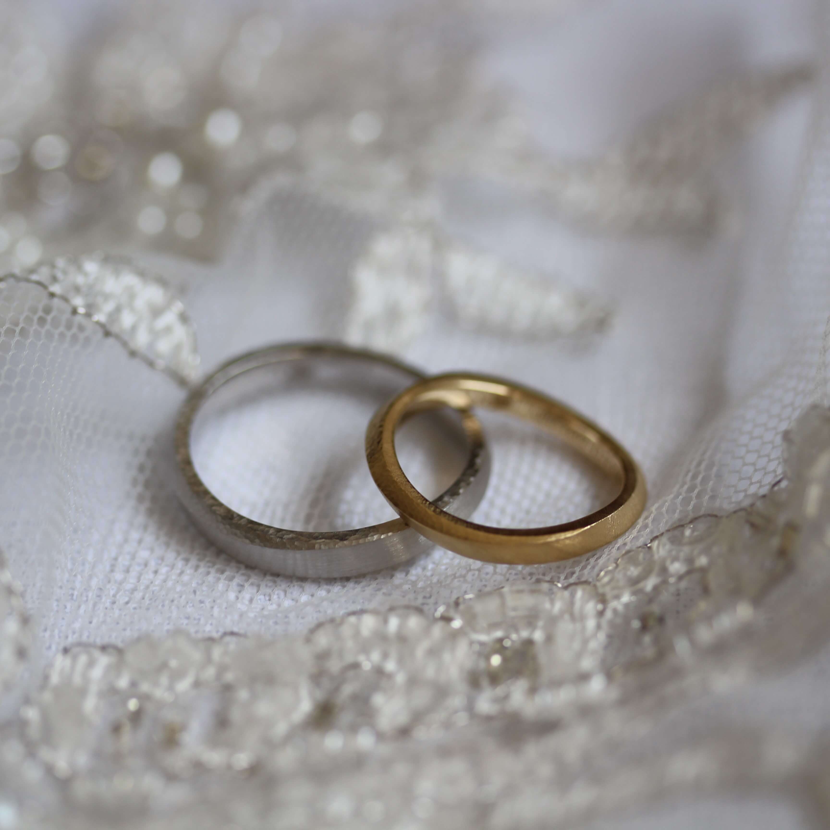 Ith イズマリッジ 結婚指輪 婚約指輪 とてもおしゃれで 柔らかい雰囲気をお持ちのお二人 Instagram でたくさんの指輪を見て Ithにお越しくださいましたね お互いに それぞれすきな指輪を作りたい というご要望でした お酒を飲むのがすきなお二人