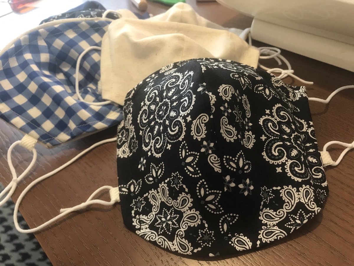 tomakomako's tweet photo. 前に作ったのもだいぶくたびれてきたので、#香港マスク 制作中。バンダナ風生地、思いのほかカッコヨイ\(//∇//)\ #hkmask https://t.co/RNntKHyarP