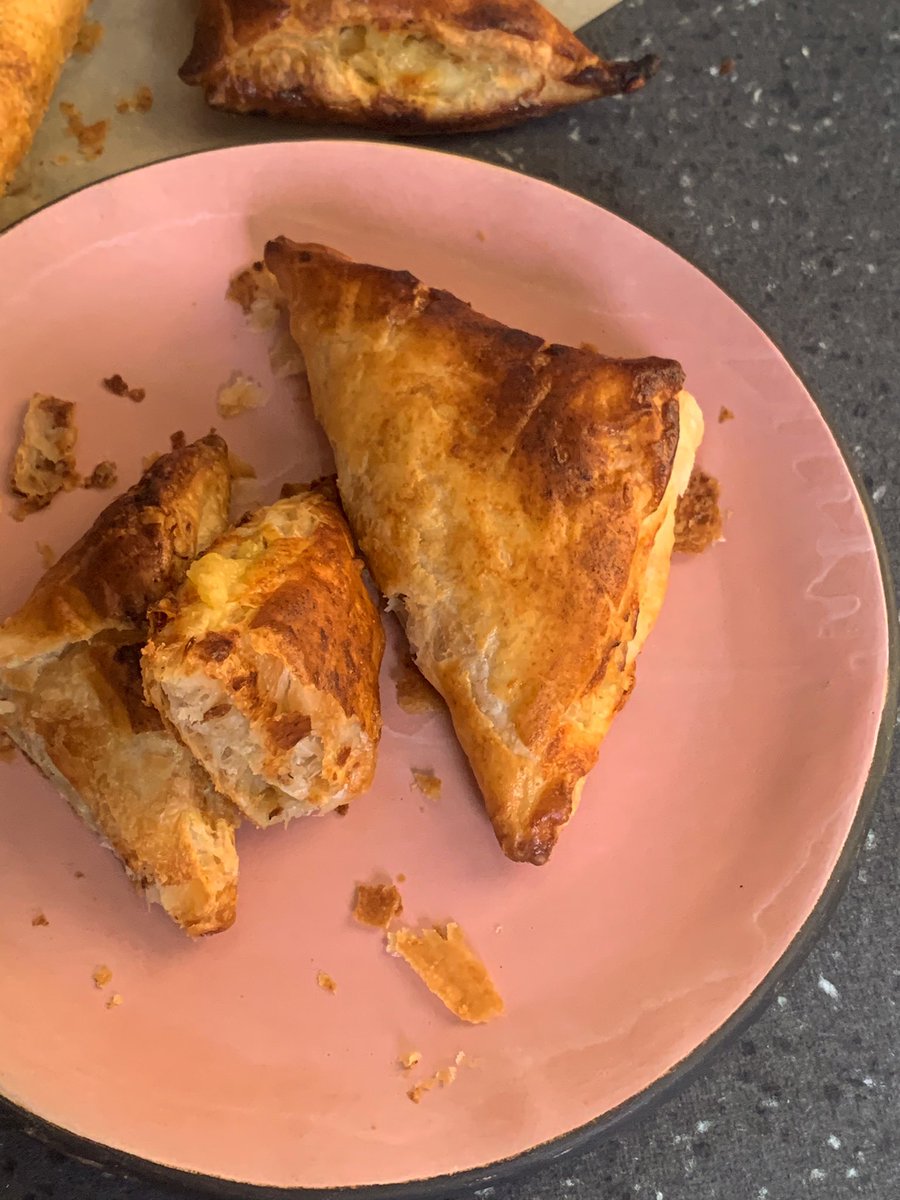 Today’s breakfast was an indulgent treat from my Delhi bakery memories. Aloo patty like we call it, essentially a puff stuffed with samosa kind of masala. I mean what’s not to love. Flour. Butter. Aloo. Cheese. Who else loves these?  #sinamonBreakfast