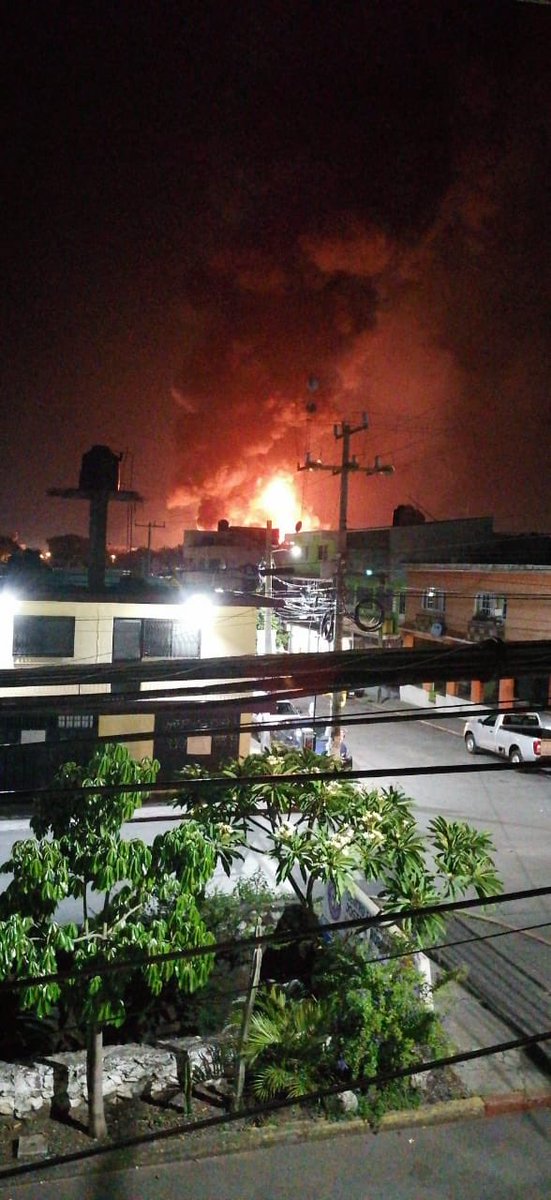 Morelos_TV's tweet photo. #MorelosTVInforma #Actualizacion 

🚨 Sin controlarse el incendio esta noche en #Civac.

Cuerpos de emergencia reportan que las pipas se han quedado sin agua.
Evacuan a los habitantes de la zona ante posible expansión del fuego. #Morelos https://t.co/Tc2RzXl2Ps