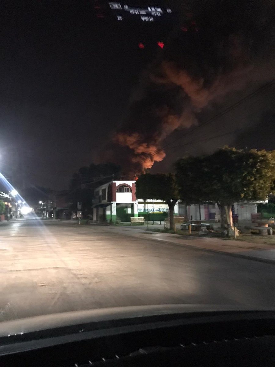 Morelos_TV's tweet photo. #MorelosTVInforma #Actualizacion 

🚨 Sin controlarse el incendio esta noche en #Civac.

Cuerpos de emergencia reportan que las pipas se han quedado sin agua.
Evacuan a los habitantes de la zona ante posible expansión del fuego. #Morelos https://t.co/Tc2RzXl2Ps