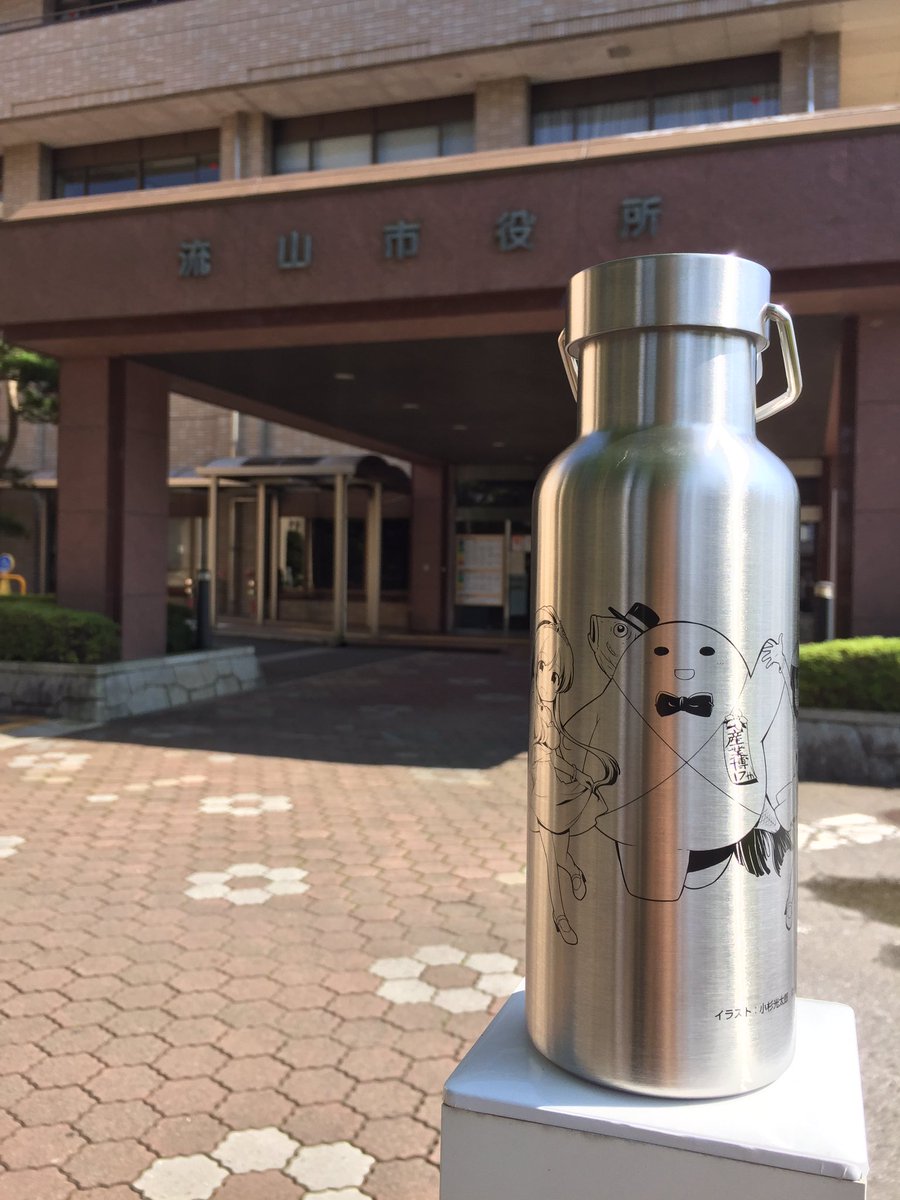 ichijinsha_info's tweet photo. 【#ろこどる／一迅社宣伝2-1】
せっかくの商品撮影なので…来ちゃいました流山ッ🚃

流山産業博販売予定だった『普通の女子校生が【ろこどる】やってみた。』のグッズは一迅社オンラインショップ（ https://t.co/P3bv3BL74i ）にて現在、絶賛予約販売中です！
ぜひチェックよろしくお願いします!! https://t.co/IldwLdXHBP