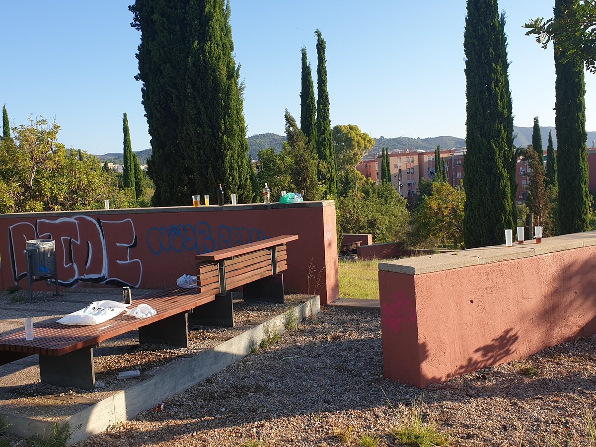 mlopezcac's tweet photo. @raquelsjimenez Cada matí ens aixequem amb les mateixes proves al parc del Calamot. La pràctica del botellón amb l'important risc de contagi està molt poc controlada a #Gavà. Si us plau, @AjuntamentGava @raquelsjimenez #PoliciaLocalGava intenteu prendre mesures. #coronavirus https://t.co/cY3xvHVSJC
