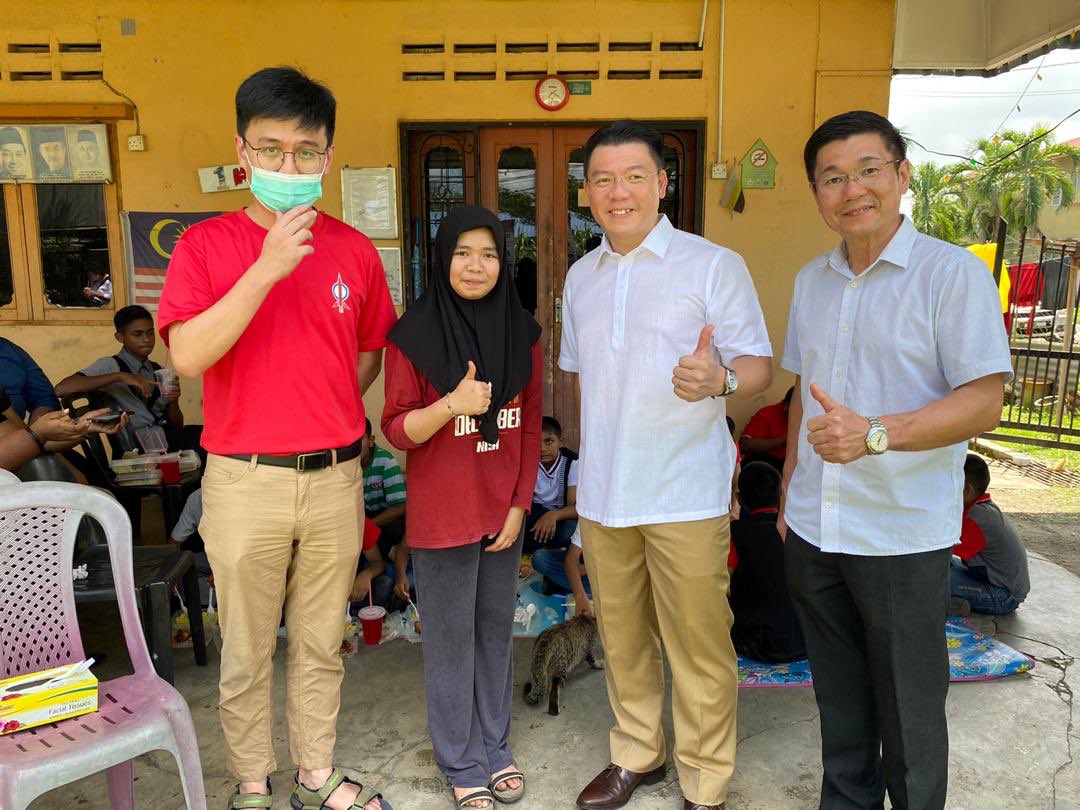 NgaKorMing's tweet photo. Bersama Ahli Parlimen Taiping YB @TehKokLim Memperkenalkan pegawai khas baru saya di pusat khidmat DAP Aulong,Sdri Nur Shabiyah. Selamat maju jaya, semoga Nur memberikan khidmat yg terbaik kepada penduduk DUN Aulong, Taiping. #DAP4All @dapmalaysia @roketkini https://t.co/EYUUF7Ml8e