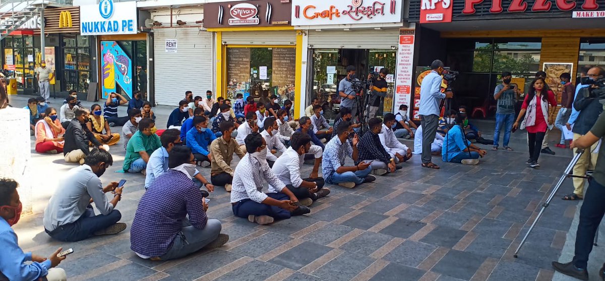 MeghaParekh13's tweet photo. #Release_Allbharti_Leaders
નેતાઓ સતા માટે સોસીયલ ડિસ્ટન્સના ધજાગરા ઉડાડે છતાં પણ તેમની અટકાયતના થાય અને શિક્ષિત બેરોજગાર ઉમેદવારો સંપૂર્ણ નિયમનું પાલન કરીને પણ એક બેઠકનું આયોજન ન કરી શકે..
આ છે ગુજરાત સરકારની તાનશાહી....
@CMOGuj @dgpgujarat https://t.co/GjNIP9CrjI