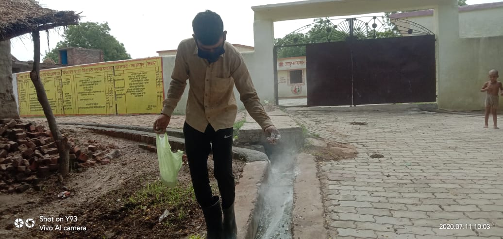 DoprupN's tweet photo. जनपद कानपुर नगर के विकास खण्ड घाटमपुर के विभिन्न ग्राम पंचायतों में कोरोना संक्रमण से बचाव हेतु साफ सफाई व दवा का छिडकाव कराया जा रहा है। @Bhupendraupbjp @CMOfficeUP @uppanchayatiraj @myogiadityanath #COVID19 #PMOfIndia https://t.co/0WK9O8B8HK