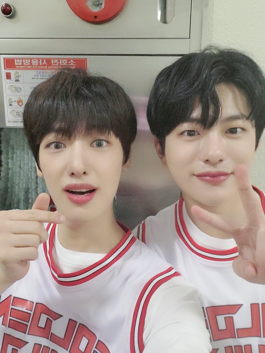 - members being supportive to their only maknae till the last day bomin as MC  i am not cry you are - to mubank, ness will not forget your generous n kind treatment to golcha  #GoldenChild  #골든차일드 #OnlyONE_골든차일드_수고했어요  @GoldenChild  @Hi_Goldenness