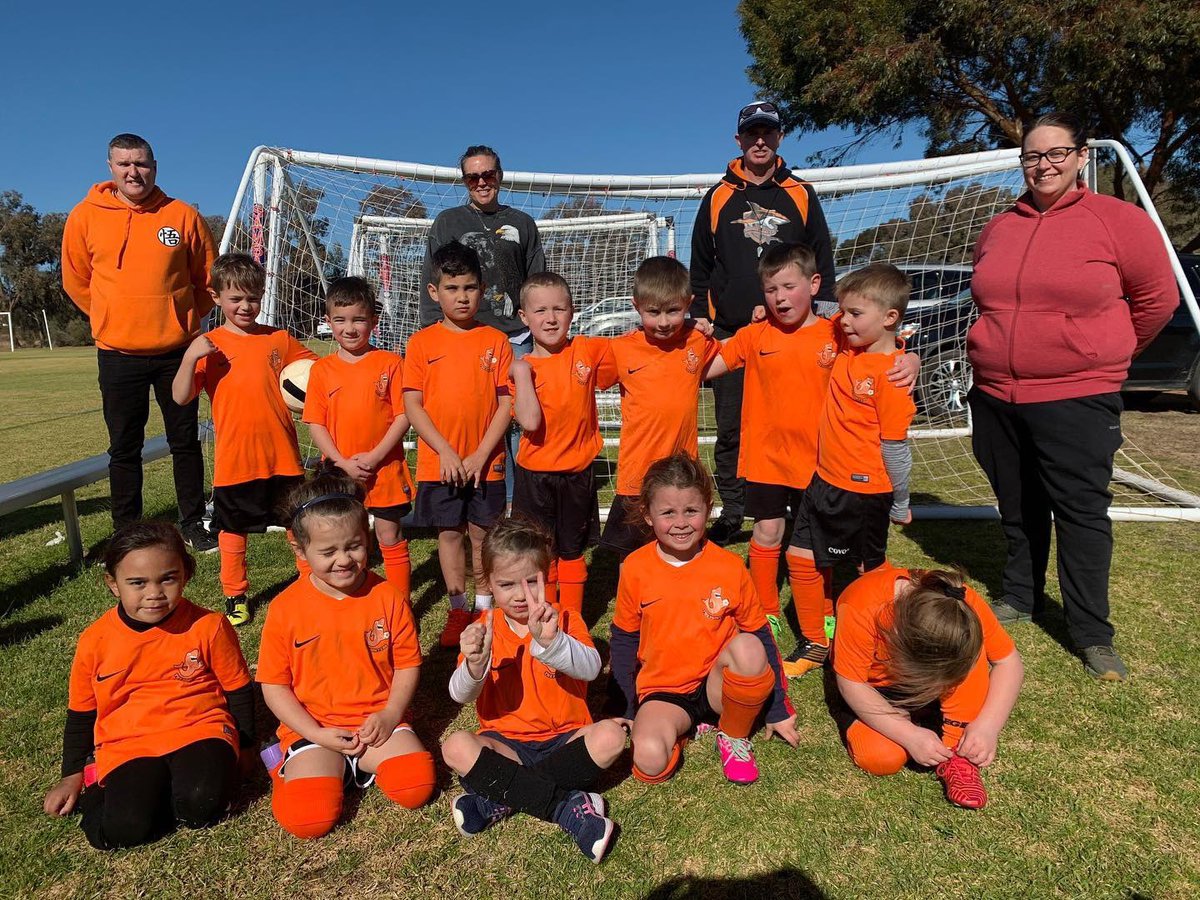 NicholsPointSC's tweet image. Great first game for our Sub Junior Under 6's. Big thanks to Pete, Bec, Luke and Claire for coaching the kids today. Looking forward to more games #gopointers