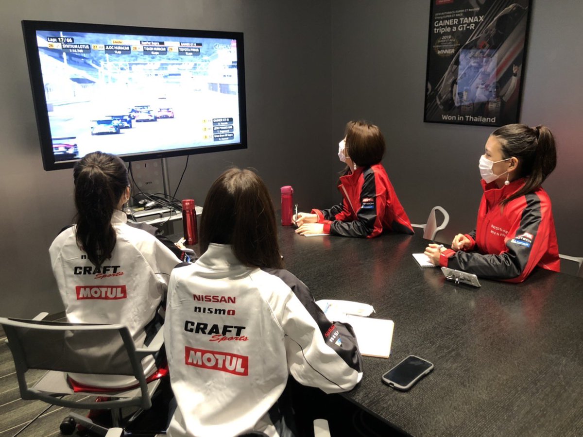 NISMO_JP's tweet photo. 実は本日この4名はニスモ本社で
コスチュームに着替え
チームに声援を送っています✨📣

ファンの皆さんもレースクイーンも
離れていても心はひとつです‼️

この後も一緒に応援をお願いします。

#GoGONISSAN2020
#レースクイーン
#WithAllFans https://t.co/w6mfyOrK1F
