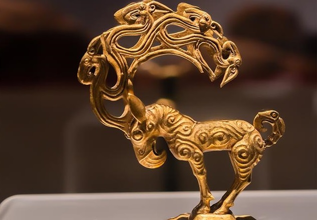 In this region, Chinese archaeologists excavated many Xiongnu settlements & cemeteries, characterized by typical nomadic objects such as animal-style bronze plaques, gold ornaments & roof tiles similar to those found in "Dragon City" showing the title of Xiongnu ruler - "Chanyu."