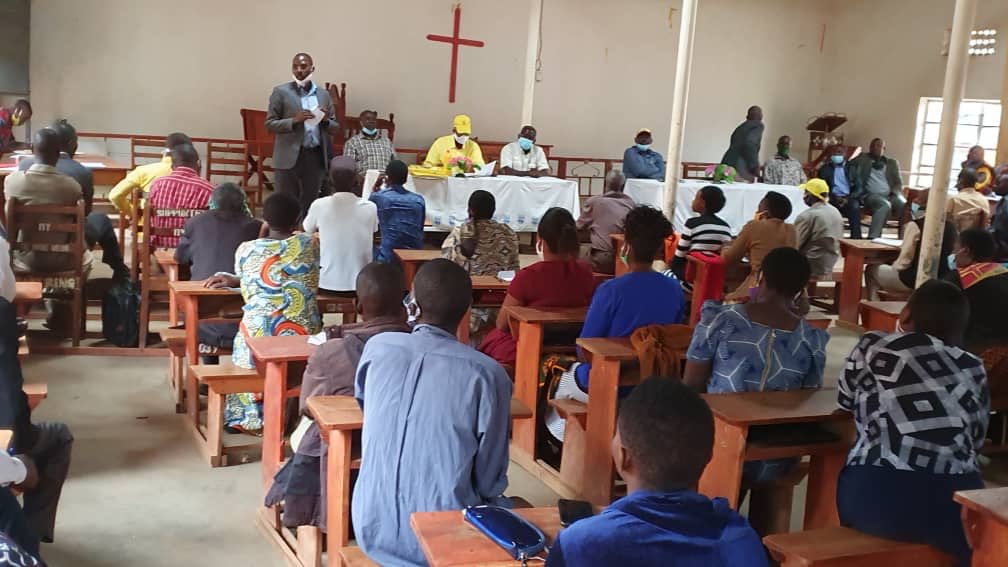 SarahBireete's tweet photo. Prof Kamuntu - the political supervisor of @UgandaEc was seen last week abusing both presidential directives on COVID19 &amp; #RevisedElectoralRoadMap by engaging in public campaigns.
 @PoliceUg did nothing about it. Are the guidelines only for arresting opposition #UgandaDecides2021 https://t.co/CUdGcUxziH