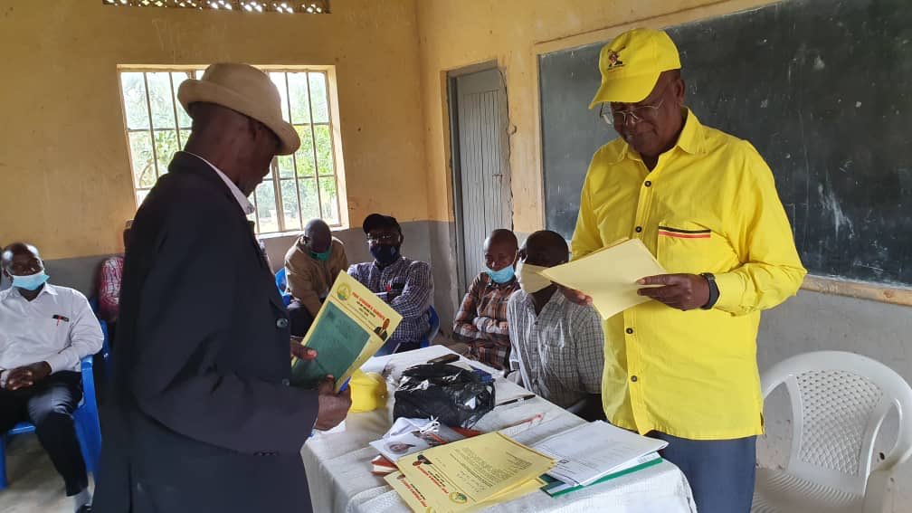 SarahBireete's tweet photo. Prof Kamuntu - the political supervisor of @UgandaEc was seen last week abusing both presidential directives on COVID19 &amp; #RevisedElectoralRoadMap by engaging in public campaigns.
 @PoliceUg did nothing about it. Are the guidelines only for arresting opposition #UgandaDecides2021 https://t.co/CUdGcUxziH
