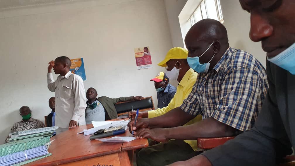 SarahBireete's tweet photo. Prof Kamuntu - the political supervisor of @UgandaEc was seen last week abusing both presidential directives on COVID19 &amp; #RevisedElectoralRoadMap by engaging in public campaigns.
 @PoliceUg did nothing about it. Are the guidelines only for arresting opposition #UgandaDecides2021 https://t.co/CUdGcUxziH