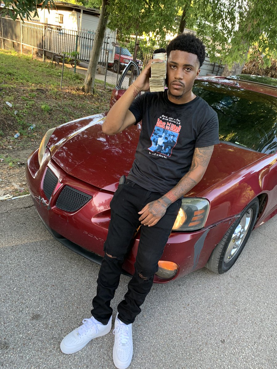 daemuuuney's tweet photo. I PLEDGE ALLEGIANCE 2 DA TRAP 🏚 #FreeDaTrapp #TrapMuuuneyBidnezz https://t.co/EMivqkPab8