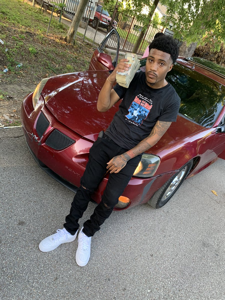 daemuuuney's tweet photo. I PLEDGE ALLEGIANCE 2 DA TRAP 🏚 #FreeDaTrapp #TrapMuuuneyBidnezz https://t.co/EMivqkPab8