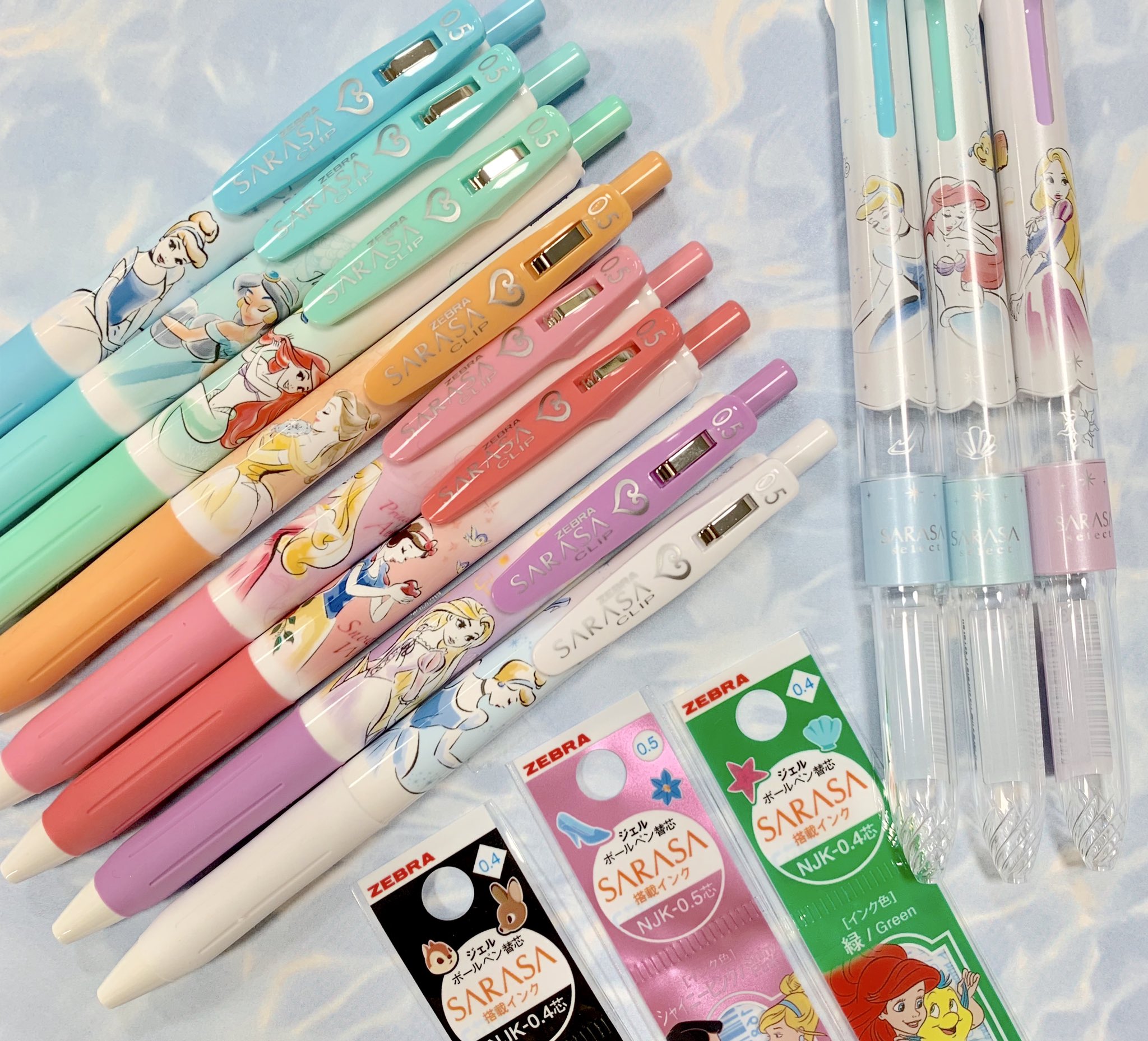 大宮ロフト Sarasaクリップ ディズニープリンセス 数量限定発売中 濃い色の紙にもくっきり書けるミルクカラーのインクです カスタマイズできる サラサセレクト にも プリンセス柄が発売中 セット商品には限定のヴィランズ柄サラサクリップも 大宮ロフト Sarasaクリップ ディズニープリンセス 数量限定発売中 濃い色の紙にもくっきり書けるミルクカラーのインクです カスタマイズできる サラサセレクト にも プリンセス柄が発売中 セット商品には限定のヴィランズ柄サラサクリップも