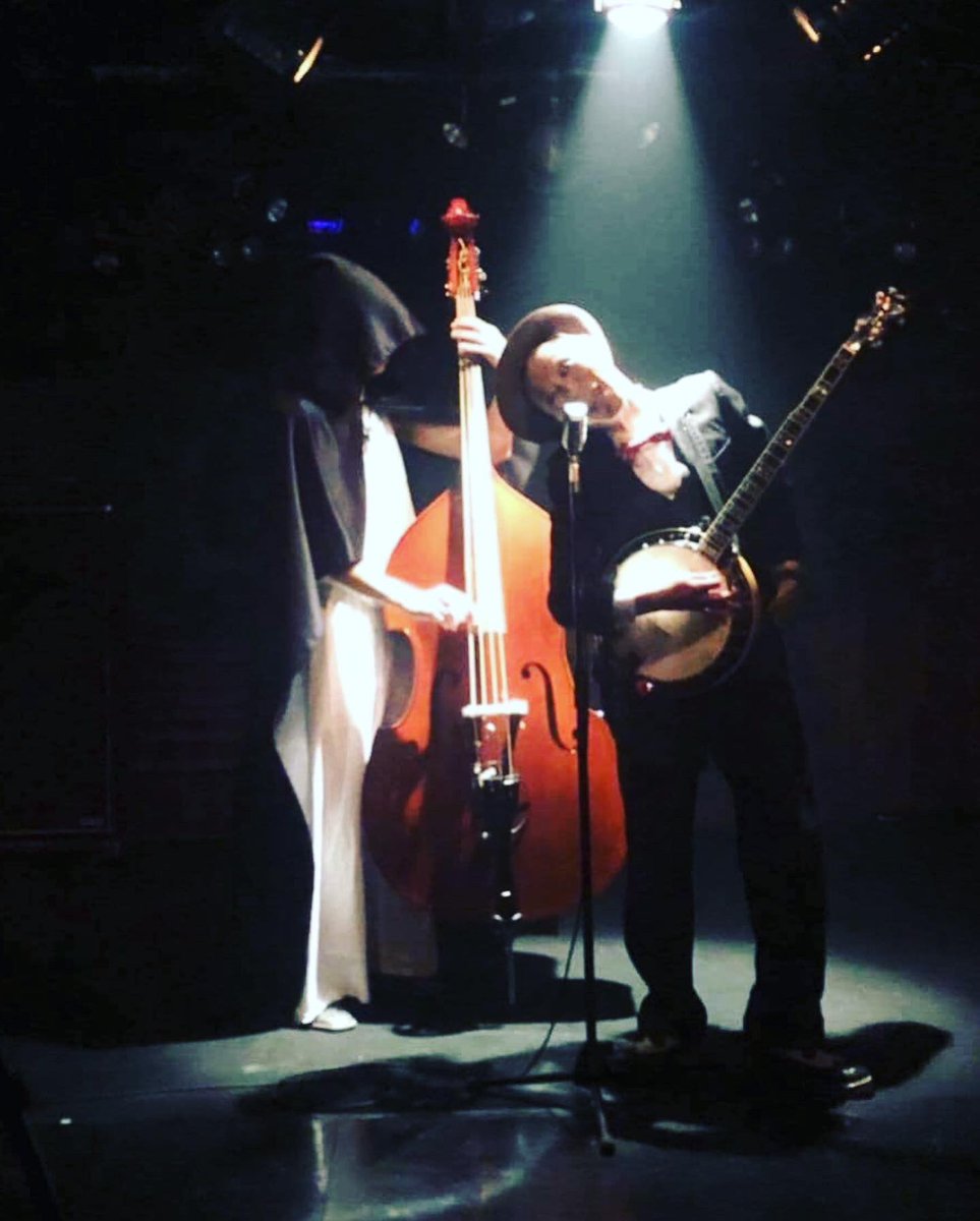 tasukeroll's tweet photo. 他出演者の方々よりもスケジュール合わせの難しかったタスケロールメンバーが奇跡的に誰一人遅刻することもなく一堂に介し、single「THIS IS A SHOW」のPV撮影が昨日ついにクランクアップ!
いよいよ編集フェーズ突入!頑張れ監督!
#地獄から来たサーカス団
#thisisashow
#堀江knave
#おでんまる https://t.co/cbQ4ua7vTl