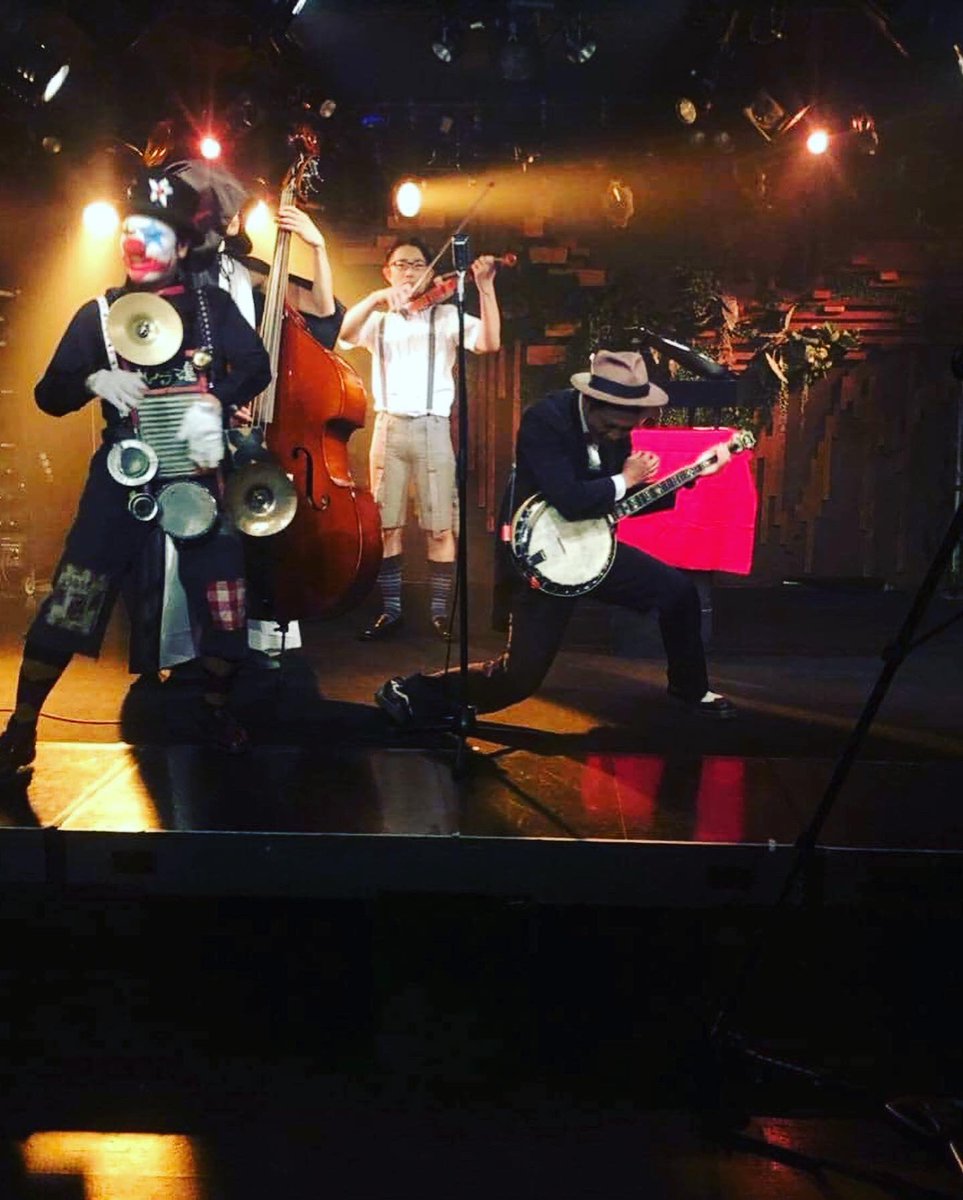 tasukeroll's tweet photo. 他出演者の方々よりもスケジュール合わせの難しかったタスケロールメンバーが奇跡的に誰一人遅刻することもなく一堂に介し、single「THIS IS A SHOW」のPV撮影が昨日ついにクランクアップ!
いよいよ編集フェーズ突入!頑張れ監督!
#地獄から来たサーカス団
#thisisashow
#堀江knave
#おでんまる https://t.co/cbQ4ua7vTl