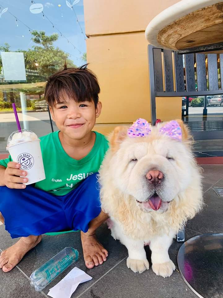 LOOK: A cute little pup found an unexpected buddy while waiting for her mom outside a coffee shop. 

AJ Soriano shared this priceless moment between her one-year-old dog, Mazikeen, and a child enjoying each other’s company.  cnn.ph

📷 AJ Soriano