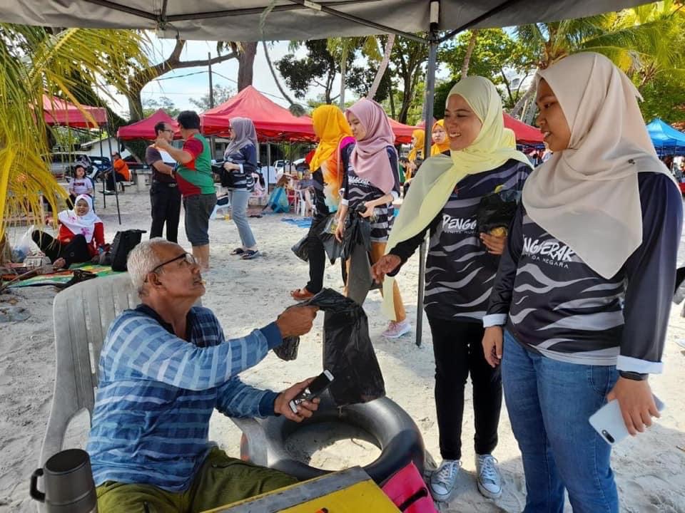 wanitamuda_my's tweet photo. AGIHAN PLASTIK SAMPAH DARI PANTAI BATU 4 HINGGA PANTAI TELUK KEMANG

Jelajah WM Negeri Sembilan diteruskan ke persisiran pantai bagi mengedarkan 1000 plastik sampah. Semoga dengan agihan plastik sampah, pengunjung dapat mengekalkan kebersihan pantai. 

#WanitaMudaKerja
#PKN https://t.co/OpuROfChmO