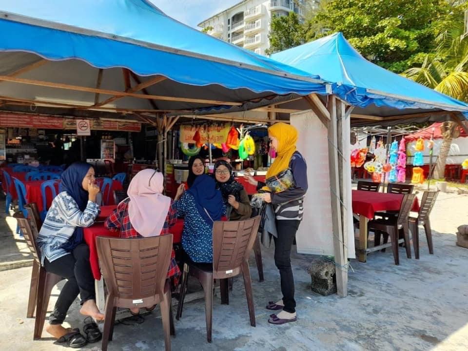 wanitamuda_my's tweet photo. AGIHAN PLASTIK SAMPAH DARI PANTAI BATU 4 HINGGA PANTAI TELUK KEMANG

Jelajah WM Negeri Sembilan diteruskan ke persisiran pantai bagi mengedarkan 1000 plastik sampah. Semoga dengan agihan plastik sampah, pengunjung dapat mengekalkan kebersihan pantai. 

#WanitaMudaKerja
#PKN https://t.co/OpuROfChmO