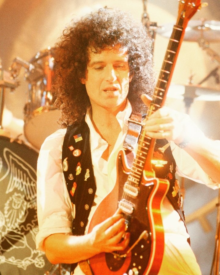 Happy 73th Birthday @DrBrianMay‼ Have a great day 🎸🎉🍾🥂 💙 #Queen #freddiemercury #brianmay #happybirthdaybrianmay #QATO #wishes #legend #rock #music #musician #performer #guitar #picture