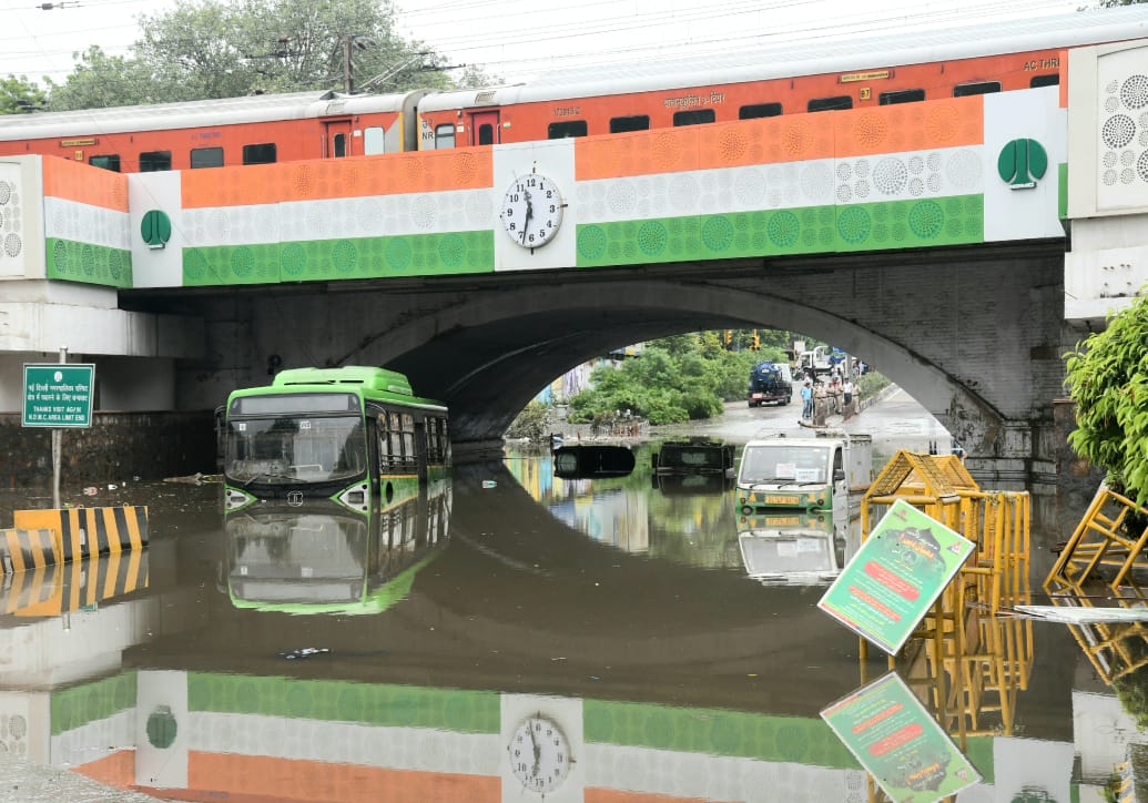 Heavy rain in Delhi, Tempo driver dies, 3 others rescued - Zorins News