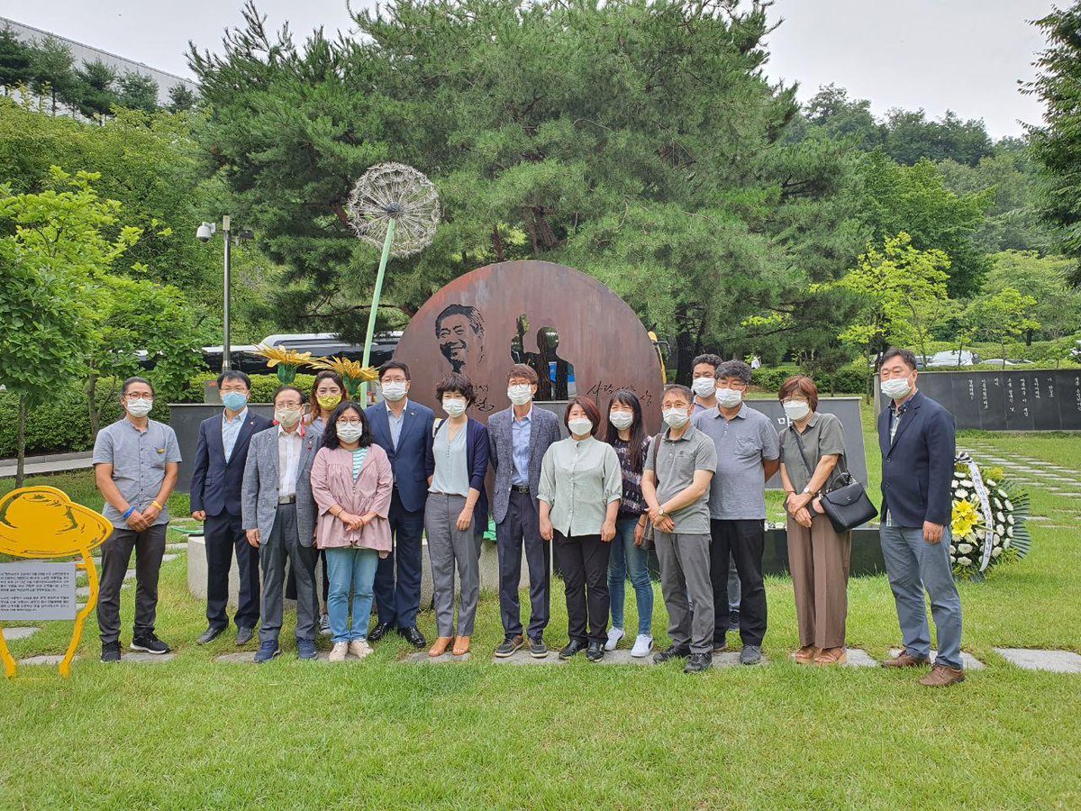 all4thepeople21's tweet photo. 오늘(7월19일) 노무현-문재인을 사랑하는 분들께서 노무현대통령 추모비석이 전국최초로 세워진 수원연화장을 방문하셨습니다.
추모비석은 이명박정부시절인 2012년 5월 전국최초로 저와 시민들의 뜻을 모아 이곳에 세워졌습니다.
흐린 오늘 노무현 대통령이 더 그리워지는 하루입니다. https://t.co/Nof4oGbKUL