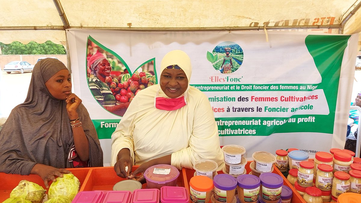 ellesfonc's tweet photo. Dimanche, c'est jour de Marché ! Vous trouverez tout ce dont vous avez besoin pour concocter vos meilleurs plats !
Envie d'un bon Tiep? Une bonne sauce Fakou?Tchapata Foy ? Lafoy ? En dessert du Labdourou? 
RDV au Marché #EllesFonc, sur l'esplanade du CEG25 de 10h à 20h #Niamey https://t.co/MaYsZWG6js
