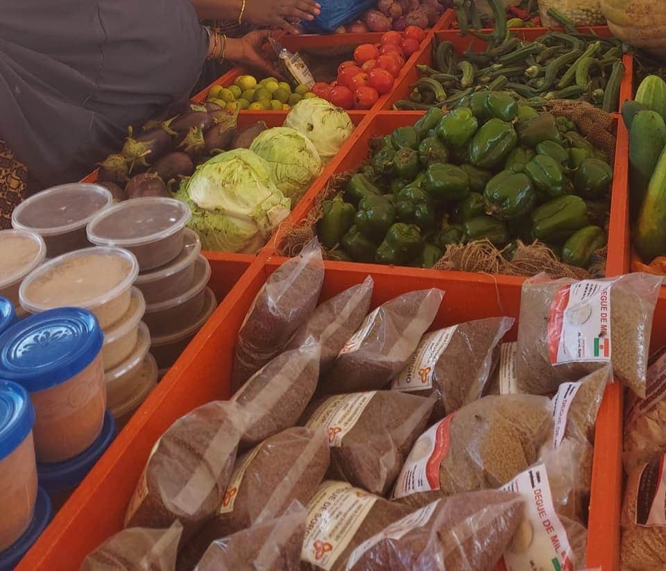 ellesfonc's tweet photo. Dimanche, c'est jour de Marché ! Vous trouverez tout ce dont vous avez besoin pour concocter vos meilleurs plats !
Envie d'un bon Tiep? Une bonne sauce Fakou?Tchapata Foy ? Lafoy ? En dessert du Labdourou? 
RDV au Marché #EllesFonc, sur l'esplanade du CEG25 de 10h à 20h #Niamey https://t.co/MaYsZWG6js
