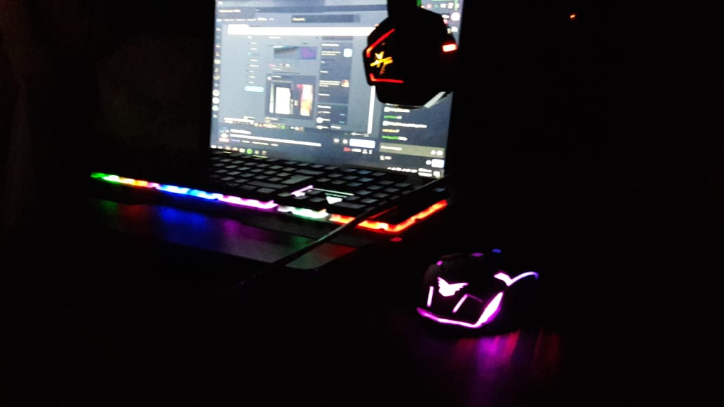 Calisk6's tweet photo. @JeanElCrow La tomo a oscuras para que la luces resalten y se ve de la mierda con luz se ve cool pero no se notan las luces. https://t.co/l6qn7ka2Dz