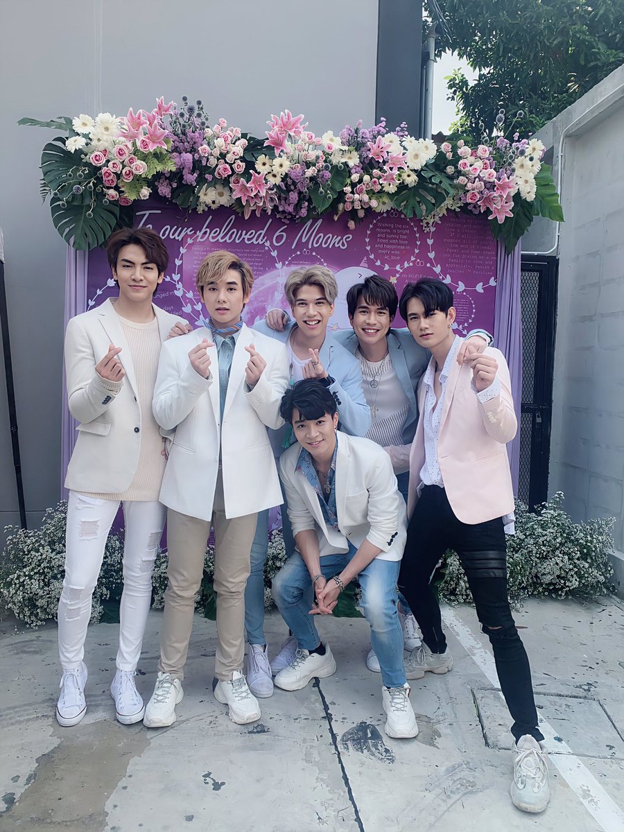 Pavel_fanpage's tweet photo. ขอบคุณทีมงาน @WorldY_live ที่จัดแฟนมีตดีๆแบบนี้ #WORLDYLIVEX2MOONS2 ขึ้นมา ทำให้แฟนคลับจากทั่วโลกได้ใกล้ชิดกับน้องๆทั้ง 6 คน ขอบคุณทุกคนที่เข้ามาเป็นประสบการณ์ใหม่ๆและความทรงจำดีๆด้วยกันนะ ขอบคุณเด็กไปฝึกซ้อมตั้งใจกับมีตครั้งนี้ขอบคุณที่สนับสนุนกันไว้เจอกันโอกาสหน้านะ❤️#พาเวลพูม https://t.co/7Y6retnfje