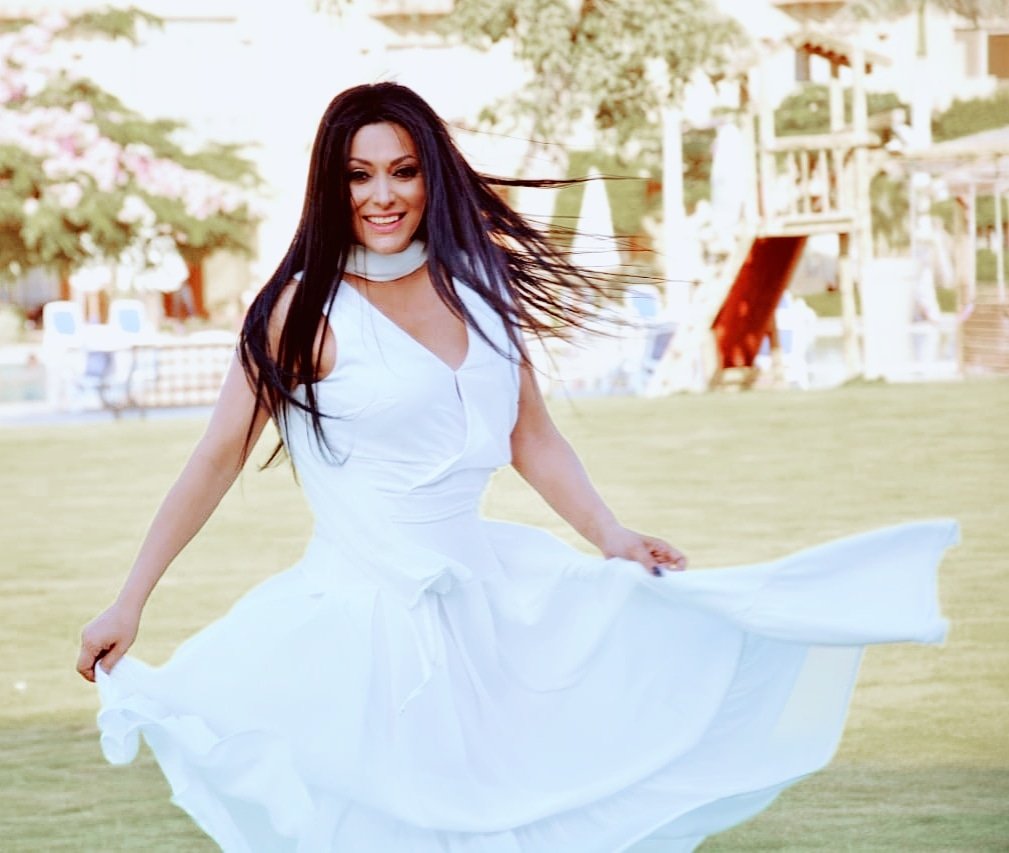 Maya_Nasri's tweet photo. When you feel blue.. and tomorrow seems black.When colors seem to lose their brightness,Put on your white dress/shirt and dance,life is beautiful,and You were born to be HAPPY..
#positivity #positivevibes #happy #white #dance #maya_nasri #mayanasri
Photo by: @shika_photography https://t.co/TYttGdvThz