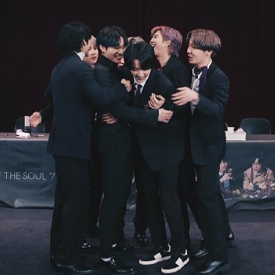 Ba_ngtan99's tweet photo. I miss them again. I suck.
#MTVHottest BTS 💜 https://t.co/2Z7j9OJmuC