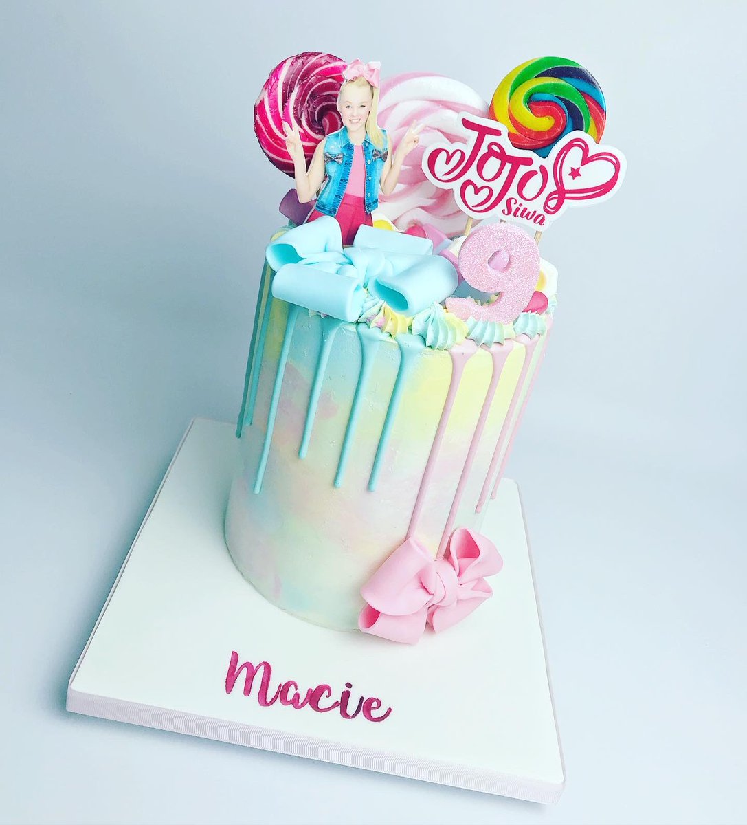 marias_cake's tweet photo. Loving these two 😍🥰

#mariascakeboutique #dripcakes #buttercreamcakes #miniballoongarland #essexcakemaker #essexcakes #londoncakemaker #londoncakes #customcakes #bespokecakes #cakesforalloccasions https://t.co/BFXhtUTUso