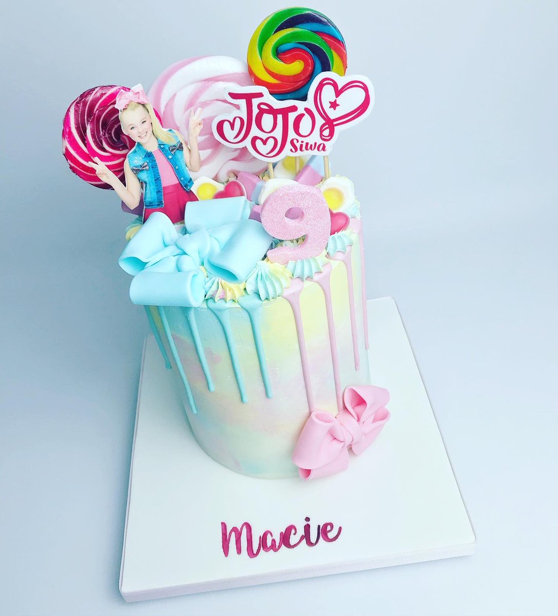 marias_cake's tweet photo. Loving these two 😍🥰

#mariascakeboutique #dripcakes #buttercreamcakes #miniballoongarland #essexcakemaker #essexcakes #londoncakemaker #londoncakes #customcakes #bespokecakes #cakesforalloccasions https://t.co/BFXhtUTUso
