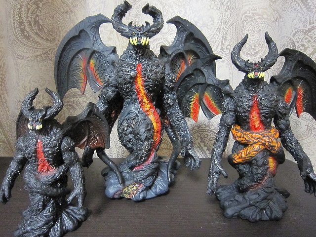 地獄猫 バンダイ製ベリュドラ ウルトラ銀河伝説 登場 ウルトラ怪獣シリーズ ウルトラマンベリアルを核に怪獣墓場の怪獣たちが合体した姿 １０年に渡ってサイズ違いのソフビが３度 画像２枚目 も出ていることはかなり珍しいです しかも原型師