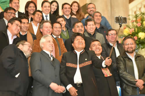 LeGoog123's tweet photo. @BOmereceMAS El partido narcoterrorista MAS debía haber sido proscrito en noviembre!
El #BoMereceMas nunca a gobernado a favor de los indígenas. Todos sus gabinetes blancoïdes han gobernado para sí y para sus bolsillos.
Corrupción, persecución, narcotráfico. Ese era su gobierno.
#ChauMas https://t.co/iowh14Giyw