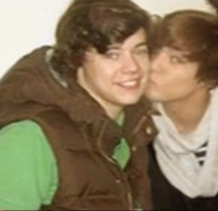 _OneAddition91's tweet photo. You can’t tell me they aren’t in love with eachother. 🥺❤️
#LarryStylinson
#LarryIsReal
#LarryFriendship
@Louis_Tomlinson
@Harry_Styles https://t.co/XBgUkXprrI