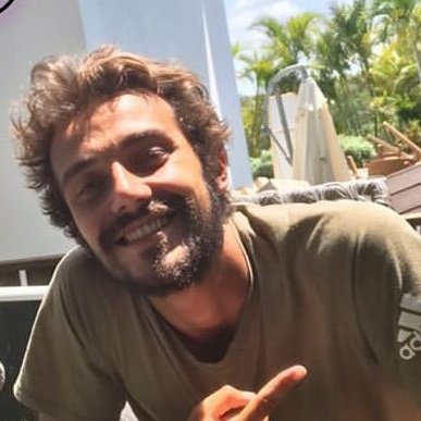 ananaseven's tweet photo. 1- Sadece küfür ederek insanları güldürmeye ÇALIŞAN
2- Sevgiyle saygıyla insanlara örnek OLAN https://t.co/VlfksgDf8R