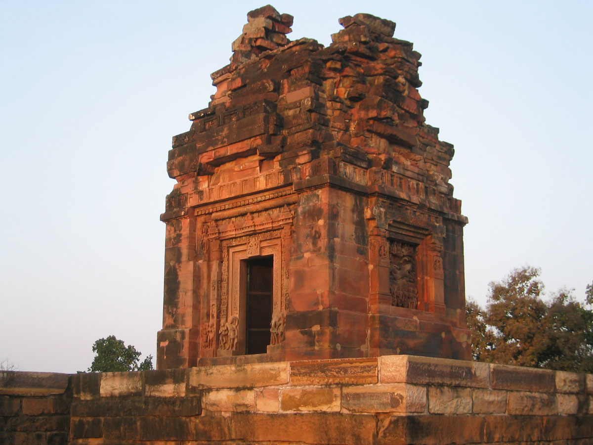 Dashavatara Temple, Deogarh, Uttar PradeshThis is a Gupta era temple & is dated to the late 5th century CE, between 475-500 CE. It is dedicated to Lord Vishnu.It is the oldest known Panchayatana-style temple in India, where a main shrine is surrounded by four smaller shrines.