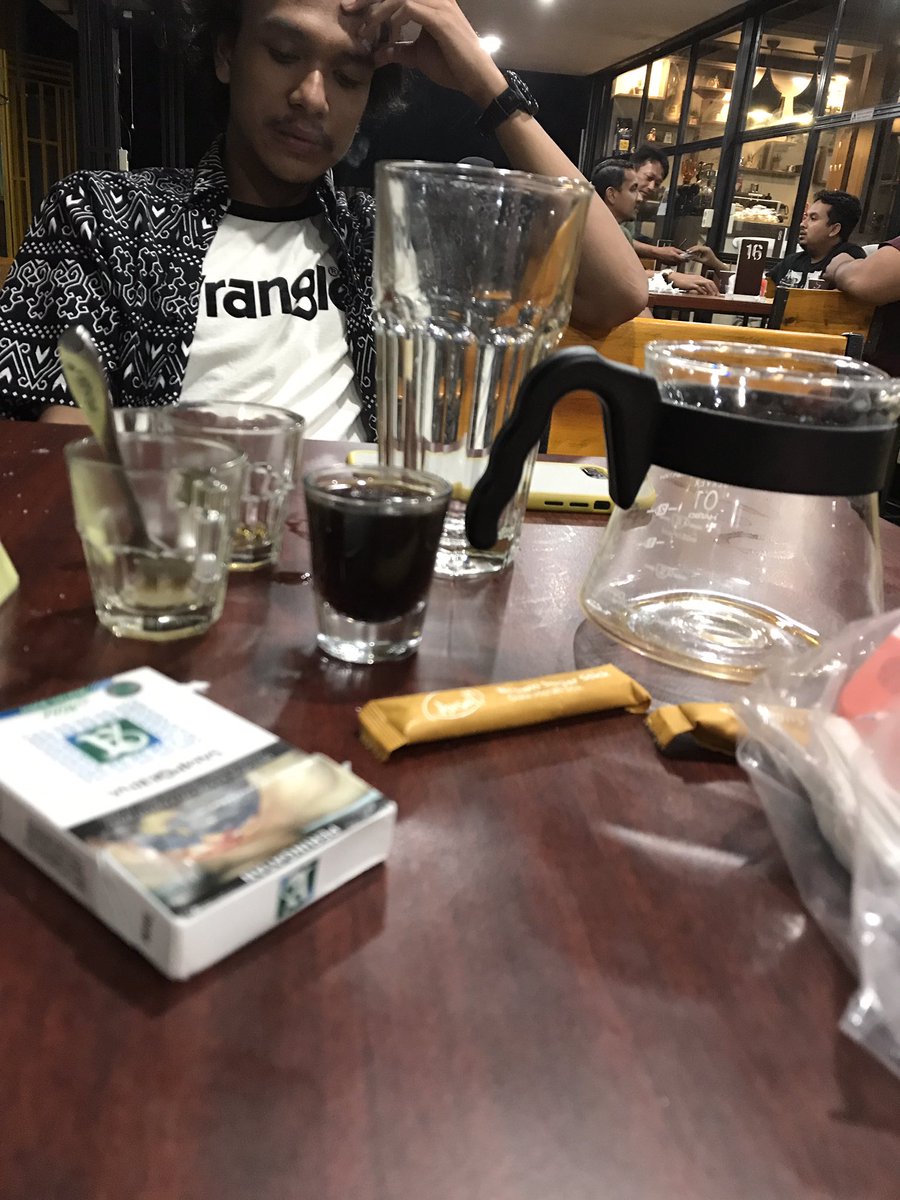 ghufranwafi's tweet photo. Pentingkah barista ? 
Di dunia kopi ada tingkatan alurnya dari :  
Petani yang tanam dan merawat pohon kopi 
Prosesor yang proses pasca panen kopi 
Roaster yang sangrai kopi 
Barista yang buat kopi dapat di nikmati. 
#JADIUNTUKAPABARISTA ? https://t.co/wfHgiPiBEs