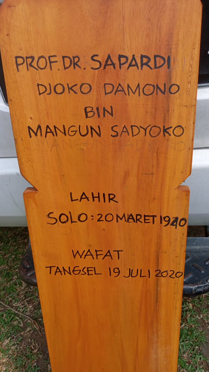 (edit) hari ini, 19 juli 2020, pak sapardi berpulang ke pangkuan ilahi. hari ini bersamaan dengan kematian sjuman djaya 19 juli 1985 &amp; arswendo atmowiloto 19 juli 2019. surga bagi ketiganya. 🙏 foto nisan pak sapardi dari pakde yanusa nugroho.
