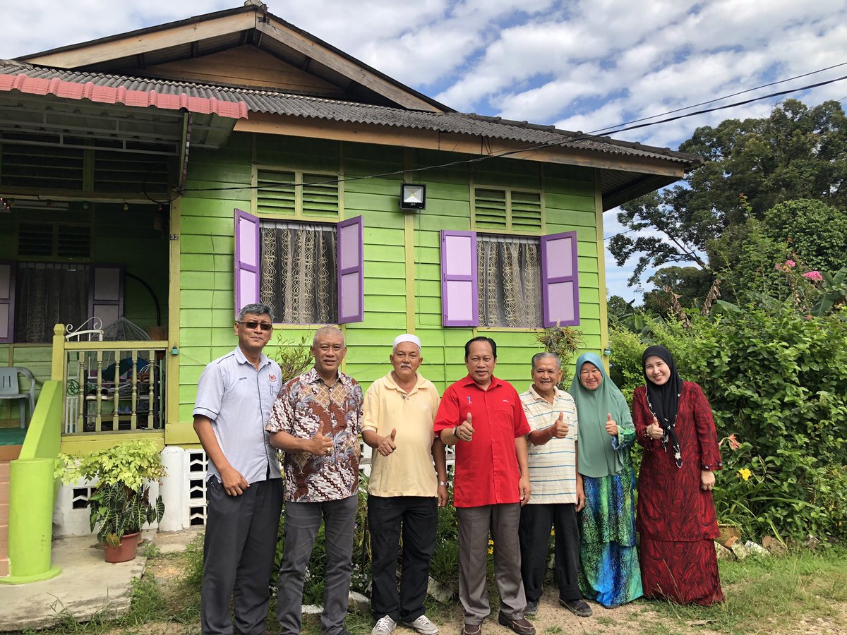 ahmadmaslan's tweet photo. #ZiarahKasih bersama #Wanita #UMNO #Pontian
Minum dgn #belia. Makan #lontong & #otak2 Pontian
Warung minum itu sebelah tanah kosong dekat Pej Kadi Daerah yg saya cadang dibina #Masjid Daerah ke 2 sbb masjid yg ada berumur lebih 80 tahun
Moga usaha utk bina Masjid itu berjaya https://t.co/jbEifqkUjA