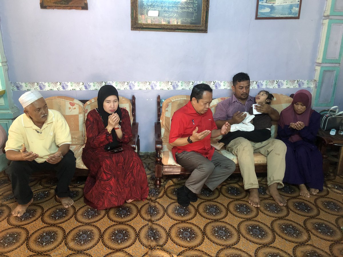 ahmadmaslan's tweet photo. #ZiarahKasih bersama #Wanita #UMNO #Pontian
Minum dgn #belia. Makan #lontong & #otak2 Pontian
Warung minum itu sebelah tanah kosong dekat Pej Kadi Daerah yg saya cadang dibina #Masjid Daerah ke 2 sbb masjid yg ada berumur lebih 80 tahun
Moga usaha utk bina Masjid itu berjaya https://t.co/jbEifqkUjA
