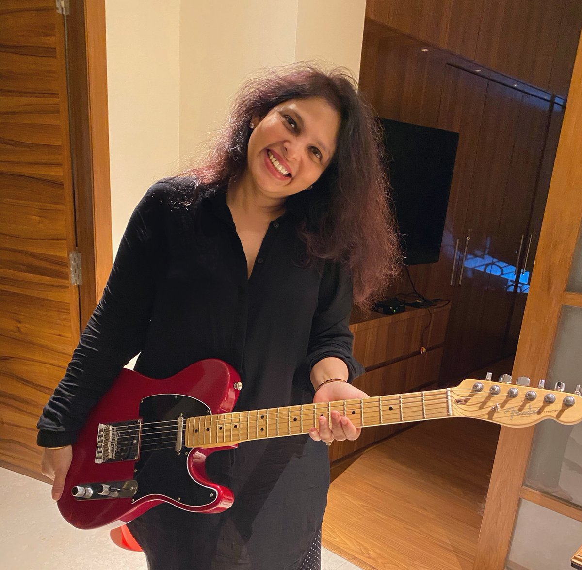ArmaanMalik22's tweet photo. #ArmaanMalikLive just got a new lead guitarist! @JyothiMalik 🎸 https://t.co/C0Jf4NkAnP