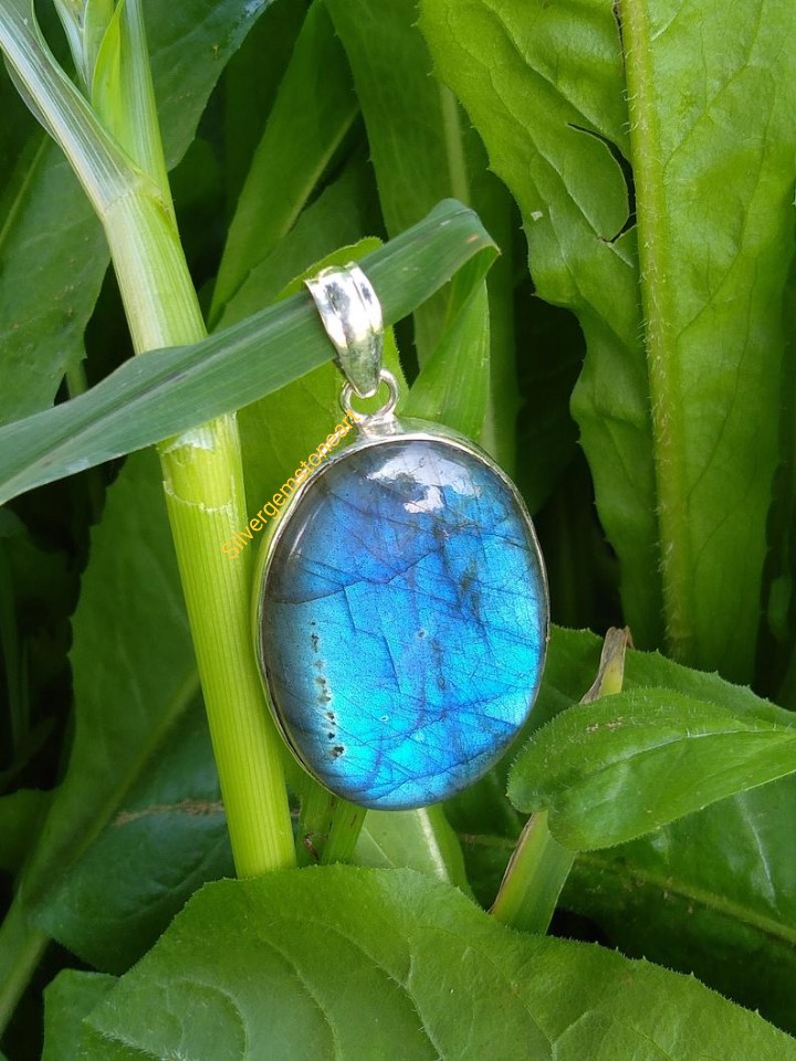 PriyaSh91439018's tweet photo. Blue Labradorite pendant
Buy At
https://t.co/qb5Ooy0bkP
#labradoritependant #labradoritejewelry #925silverpendant #labradoritesilverpendant #silverlabradoritependant #giftforher #bluestonependant #healingpendant #eengagementpendant #midipendant #giftideas #wife #usa #uk https://t.co/B3Gm2bbDrE